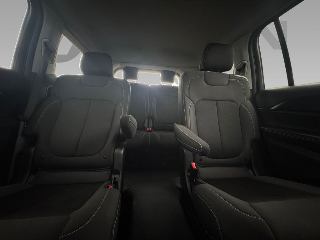 2023 Jeep Grand Cherokee Laredo photo 2