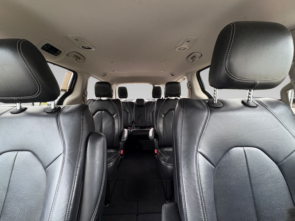 2022 Chrysler Pacifica Touring L photo 2