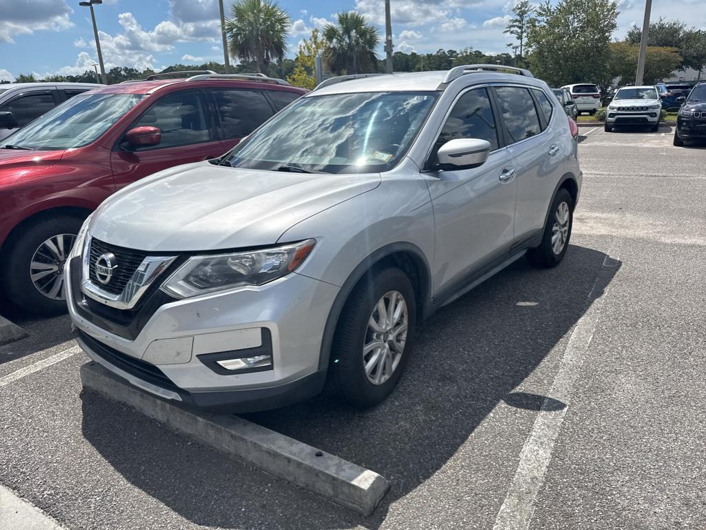 2017 Nissan Rogue SV photo 2