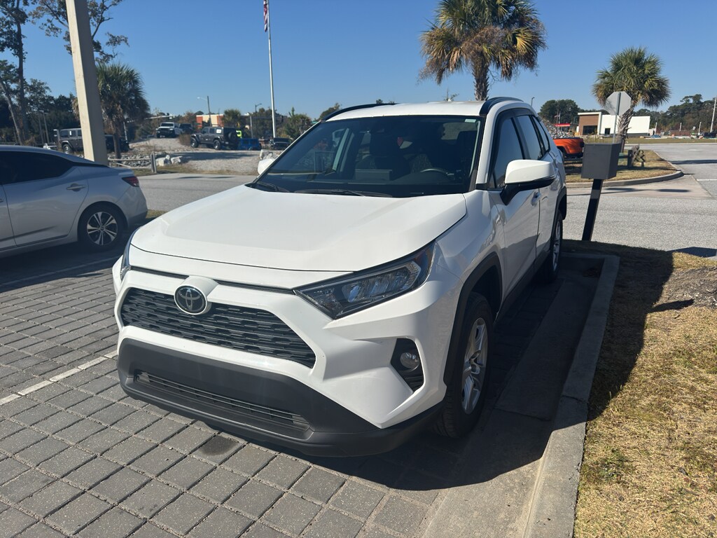 2021 Toyota RAV4 XLE photo 2