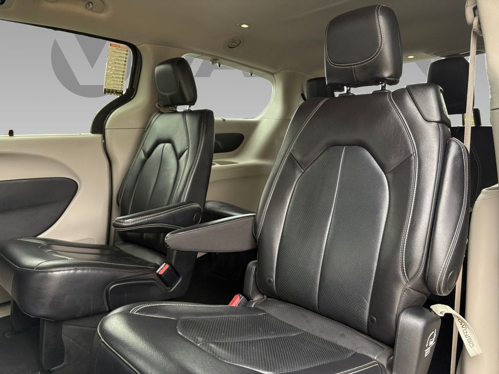 2022 Chrysler Pacifica Touring L photo 4