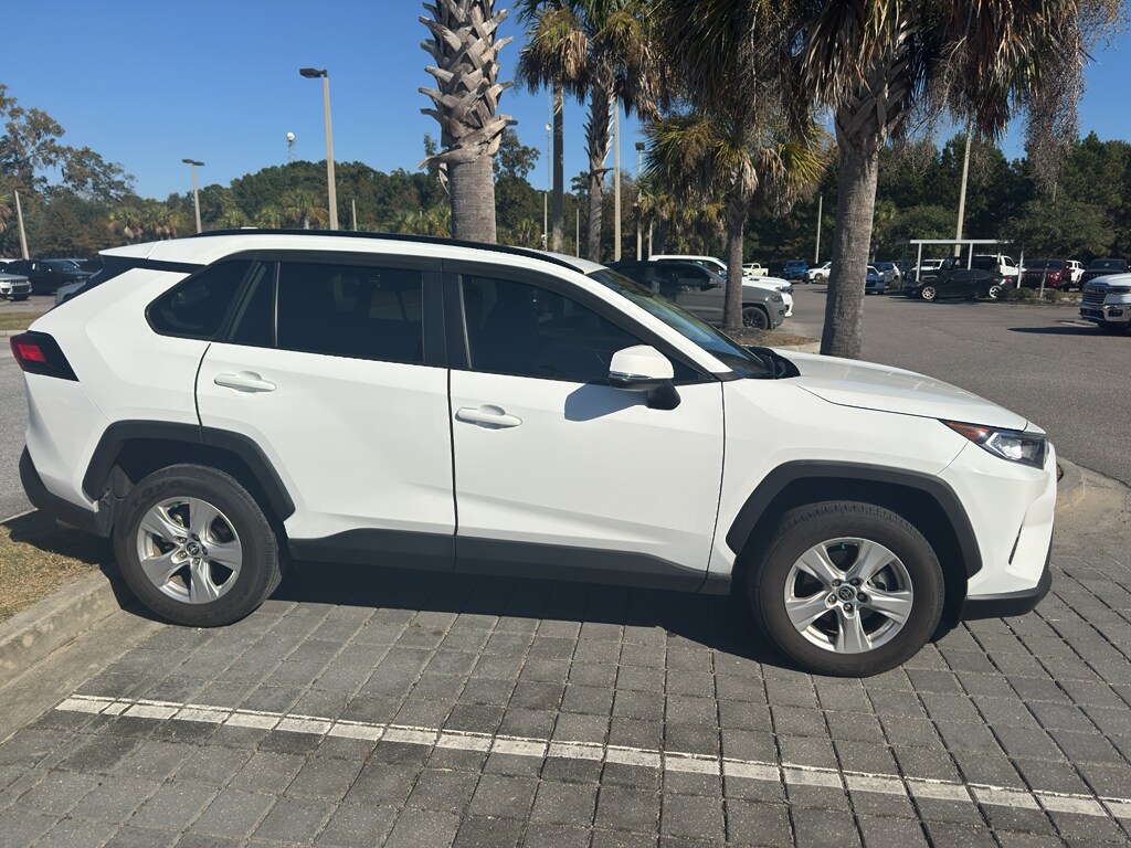 2021 Toyota RAV4 XLE photo 3