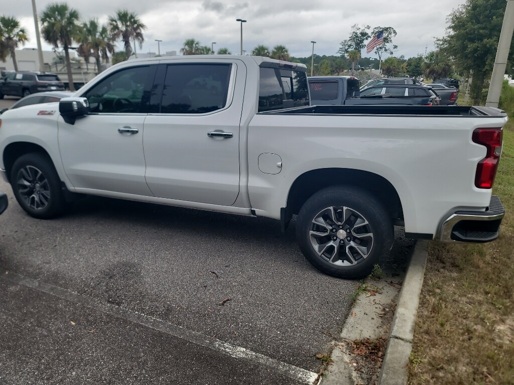 2023 Chevrolet Silverado 1500 LTZ photo 2