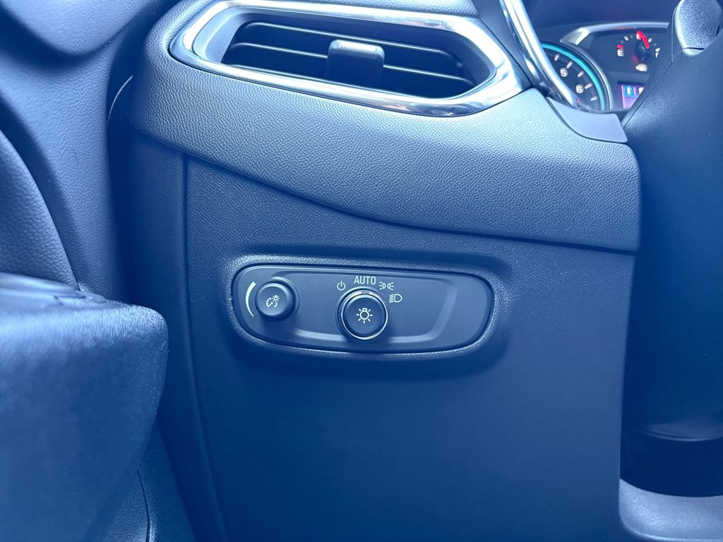 2022 Chevrolet Equinox LT photo 2