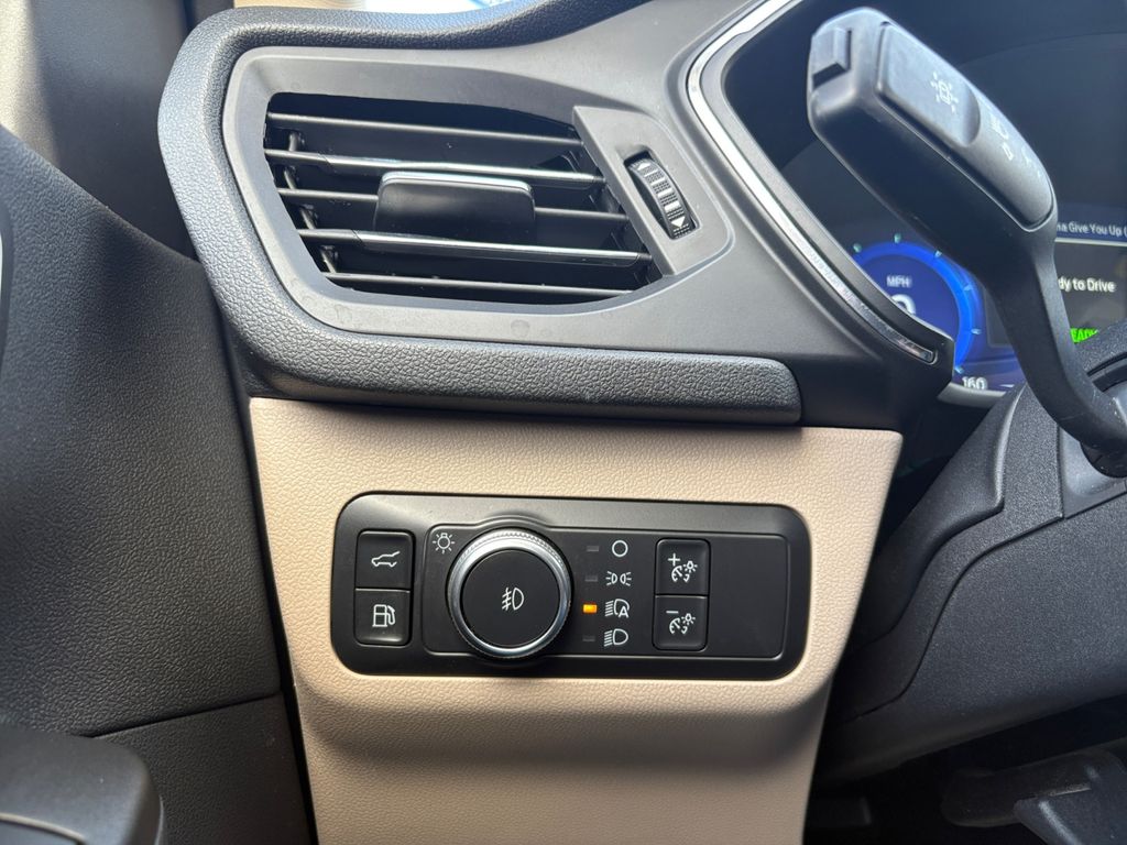 2020 Ford Escape Titanium Hybrid photo 4