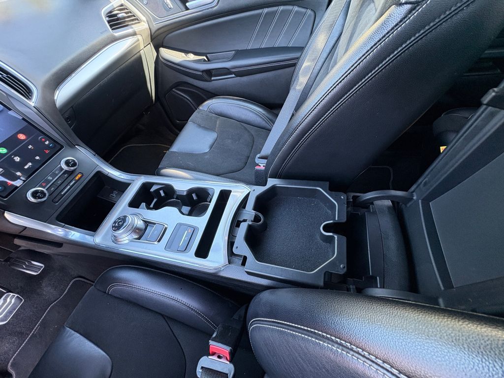 2022 Ford Edge ST photo 2