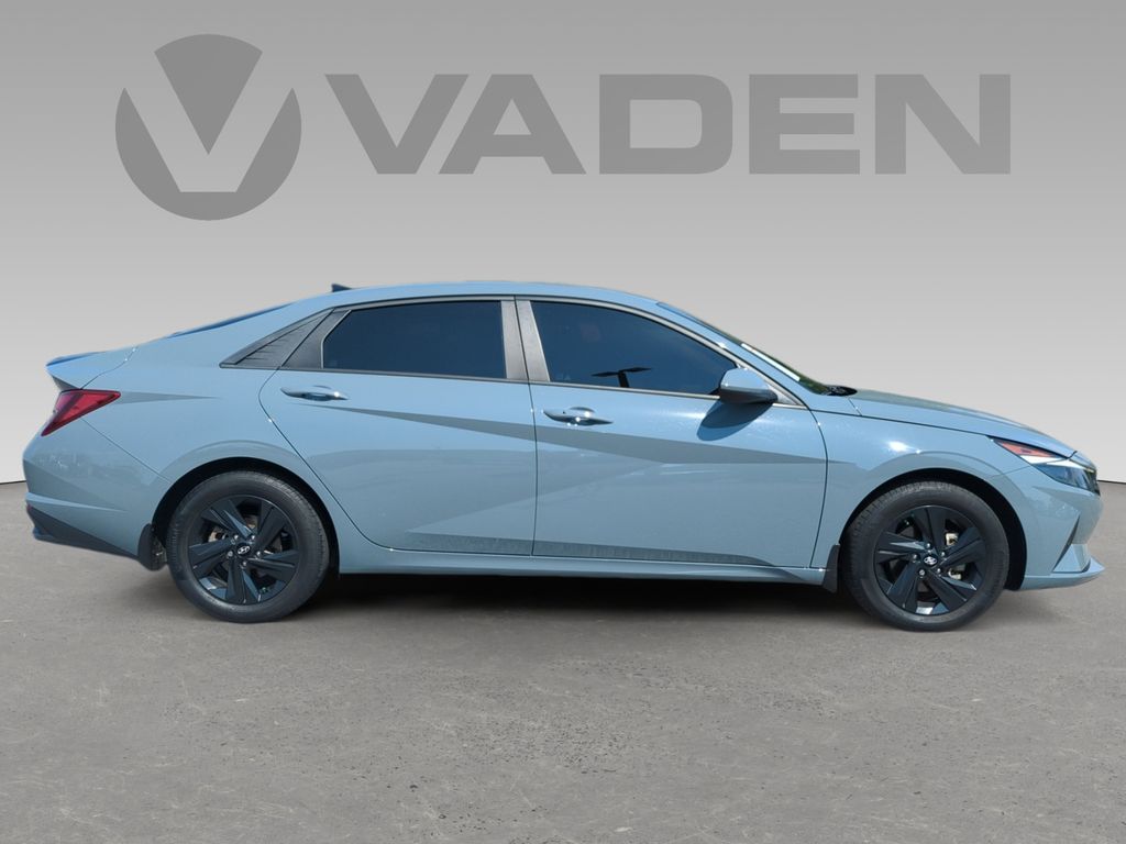 2023 Hyundai Elantra SEL photo 2
