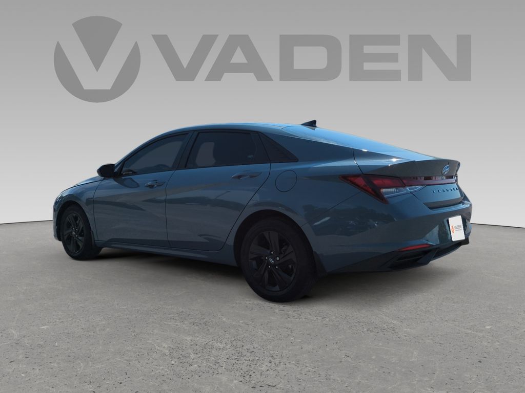 2023 Hyundai Elantra SEL photo 3