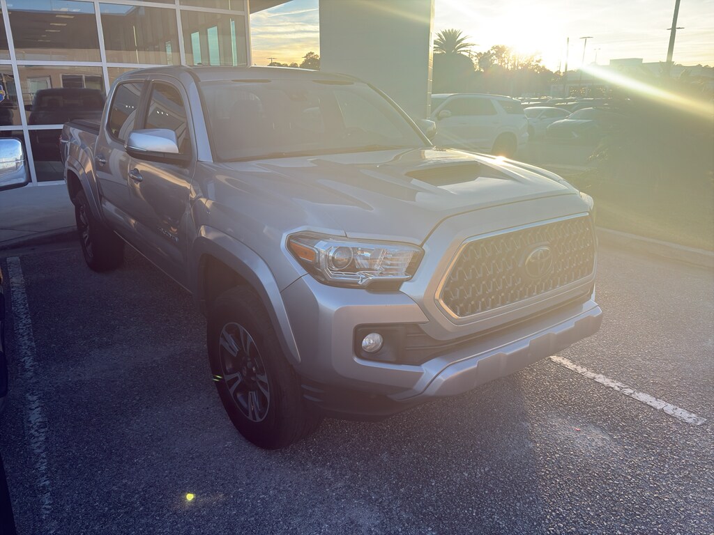 2018 Toyota Tacoma TRD Sport photo 2