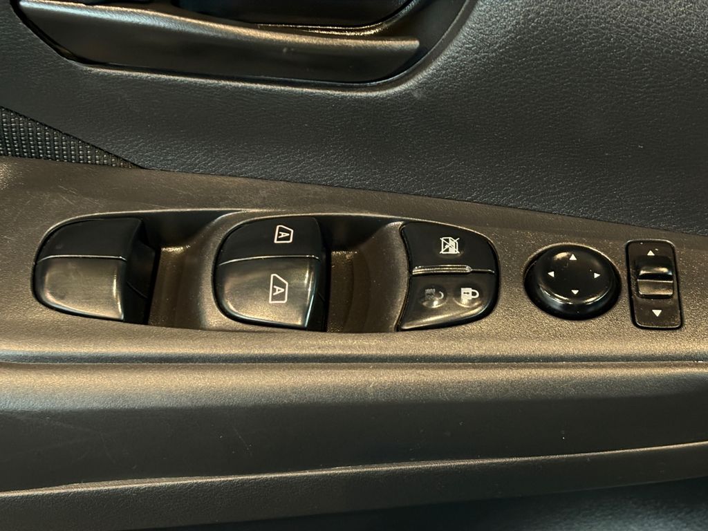 2023 Nissan Kicks S photo 2