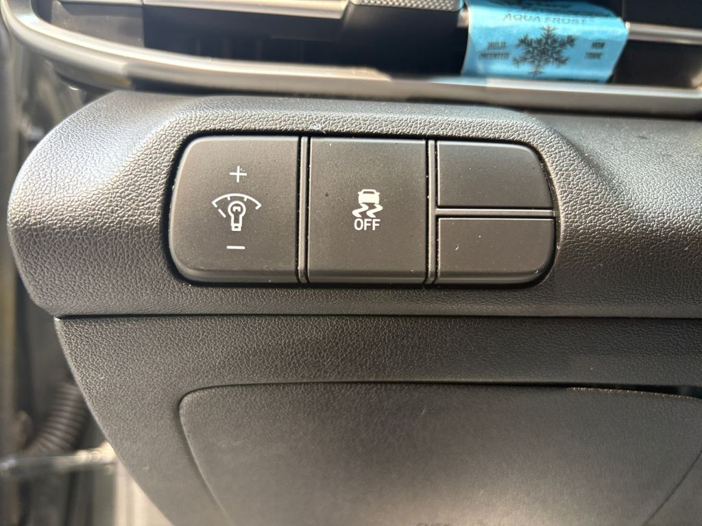2024 Hyundai Elantra SEL photo 2