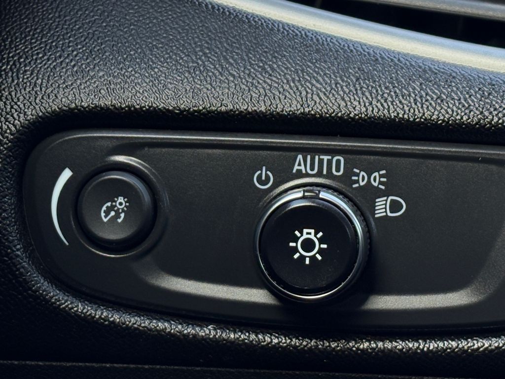 2023 Chevrolet Malibu 1LT photo 3