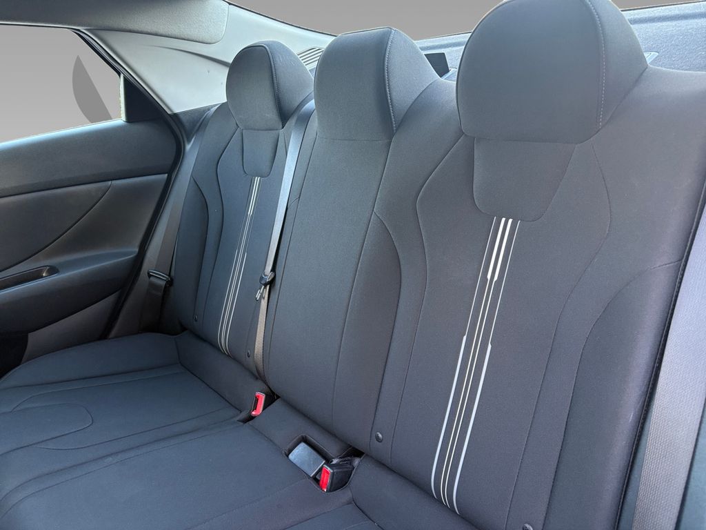 2023 Hyundai Elantra SEL photo 4