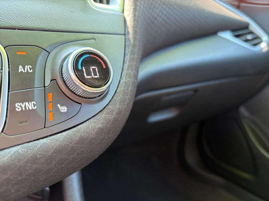 2023 Chevrolet Malibu 1LT photo 3