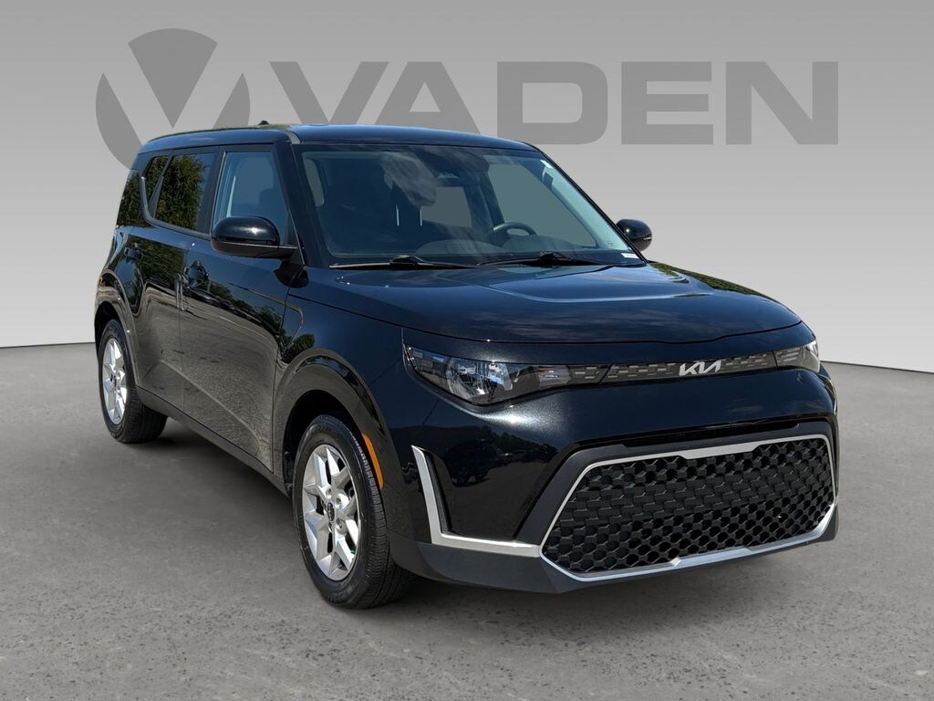 Used 2025 Kia Soul LX Hatchback
