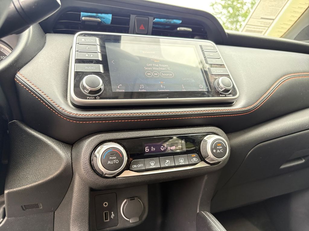 2020 Nissan Kicks SR photo 3