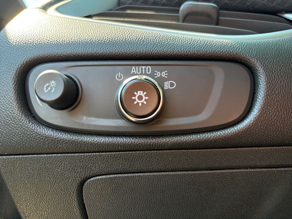 2023 Chevrolet Malibu 1LT photo 2