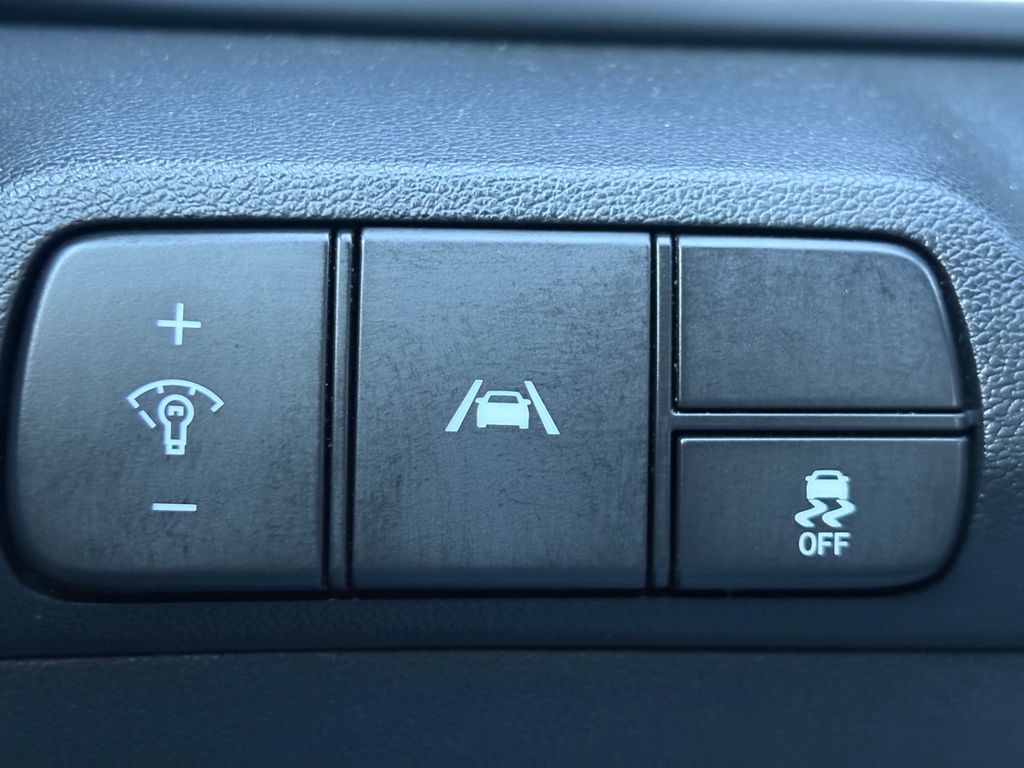 2023 Hyundai Elantra SEL photo 3