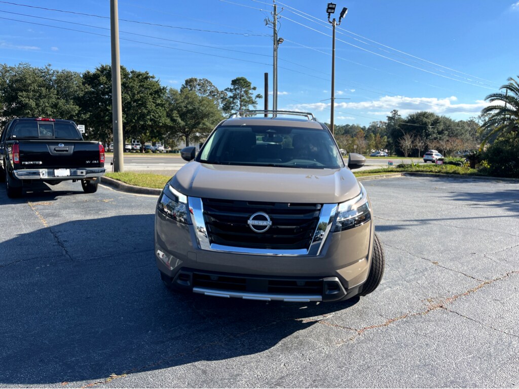 2025 Nissan Pathfinder Platinum photo 2