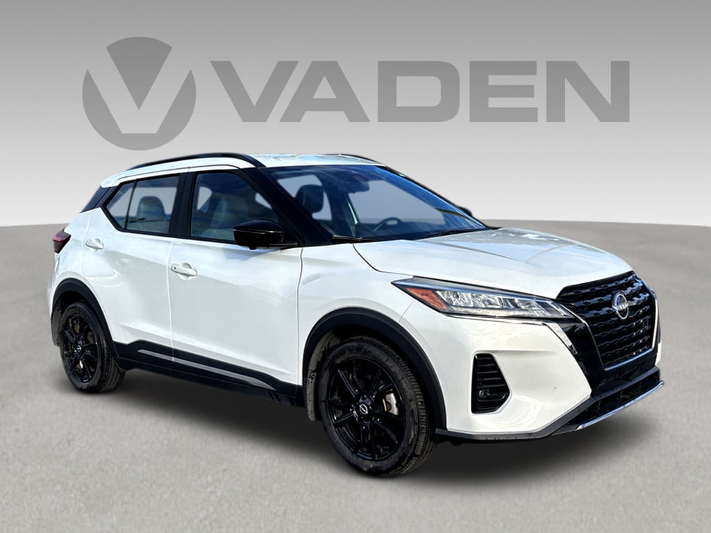 2023 Nissan Kicks SR's photo