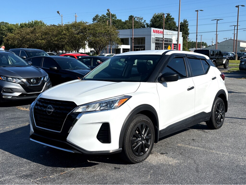 2023 Nissan Kicks S photo 3