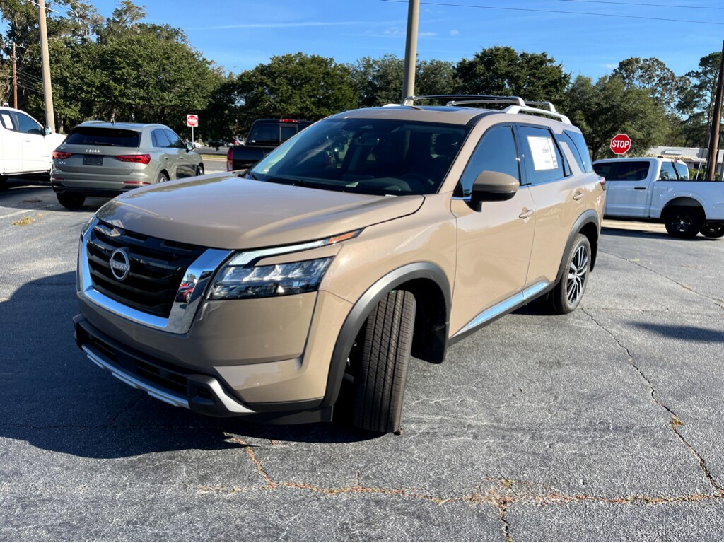 2025 Nissan Pathfinder Platinum photo 3