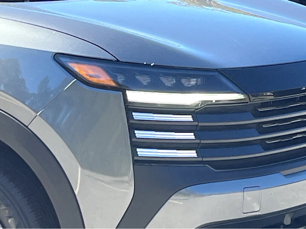 2025 Nissan Kicks SR photo 2