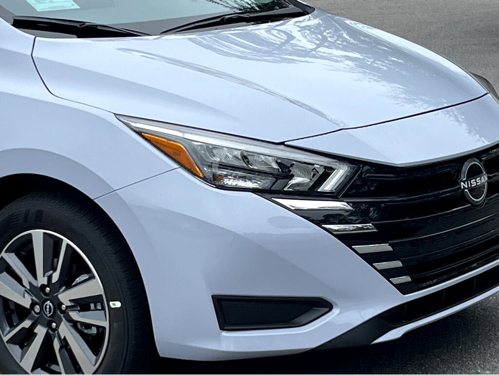 2025 Nissan Versa 1.6 SR photo 2