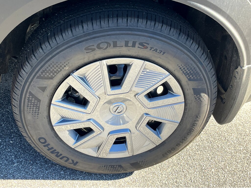 2025 Nissan Kicks SR photo 4