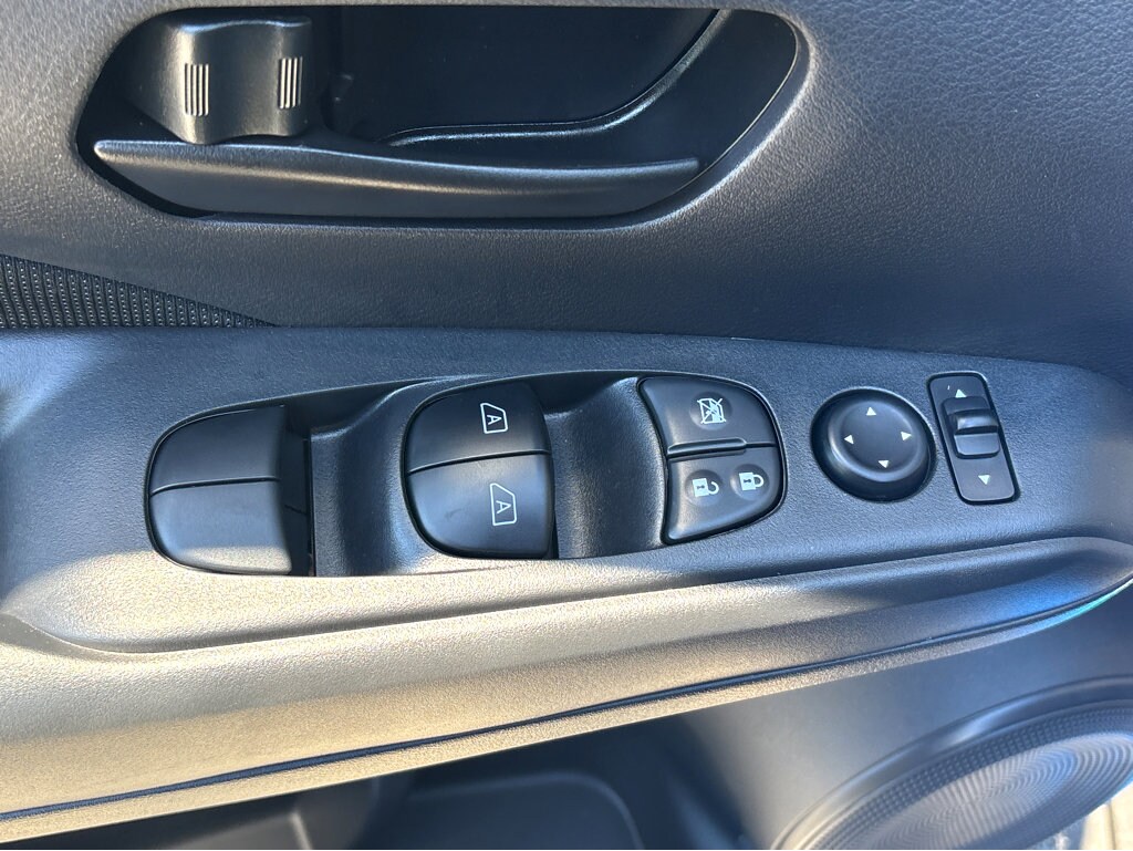 2025 Nissan KICKS PLAY Base - Photo 16