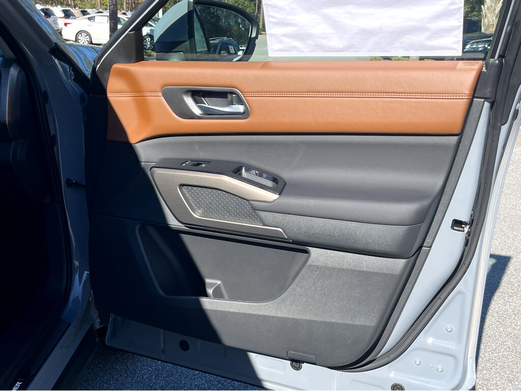2025 Nissan Pathfinder Platinum photo 4