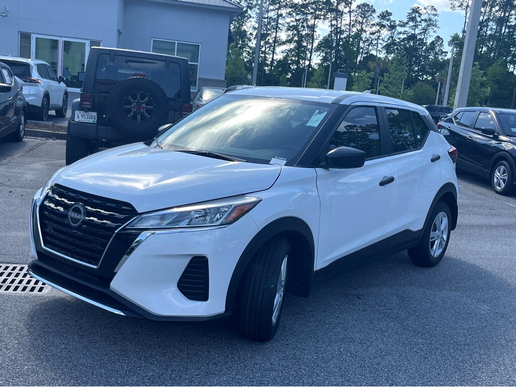 2025 Nissan Kicks Play S photo 2