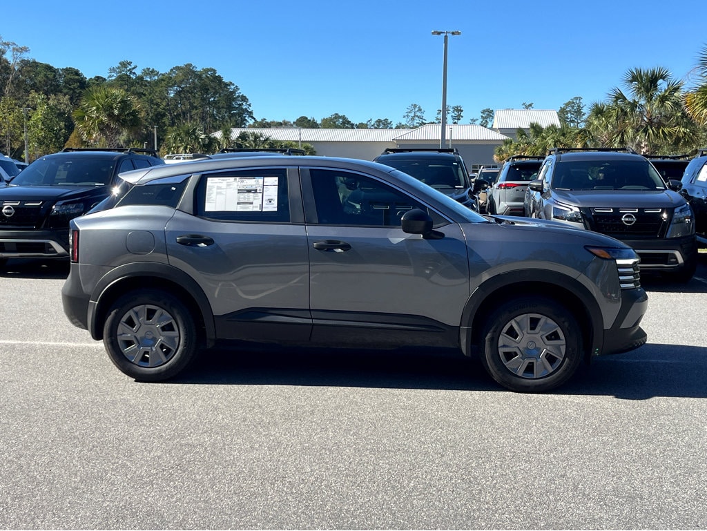 2025 Nissan Kicks SR photo 3