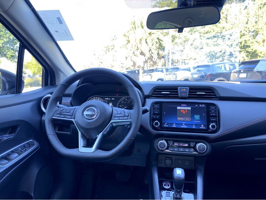 2025 Nissan Versa 1.6 SR photo 4