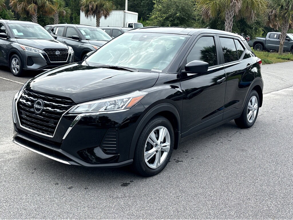 2025 Nissan Kicks Play S photo 2