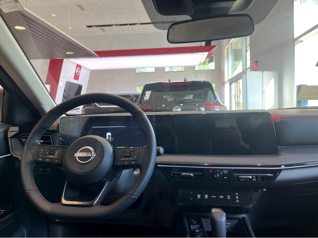 2025 Nissan Kicks SR photo 3