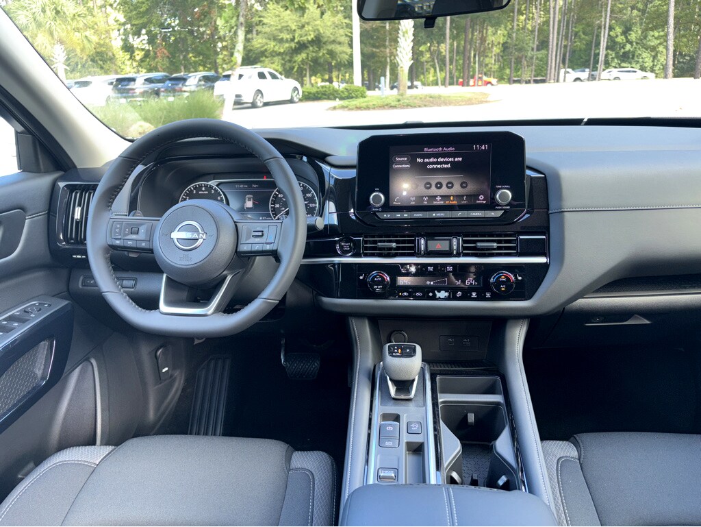 2025 Nissan Pathfinder SV photo 4