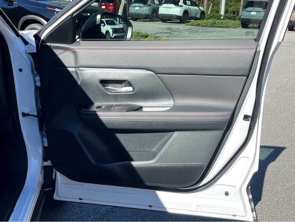 2025 Nissan Kicks SR photo 3