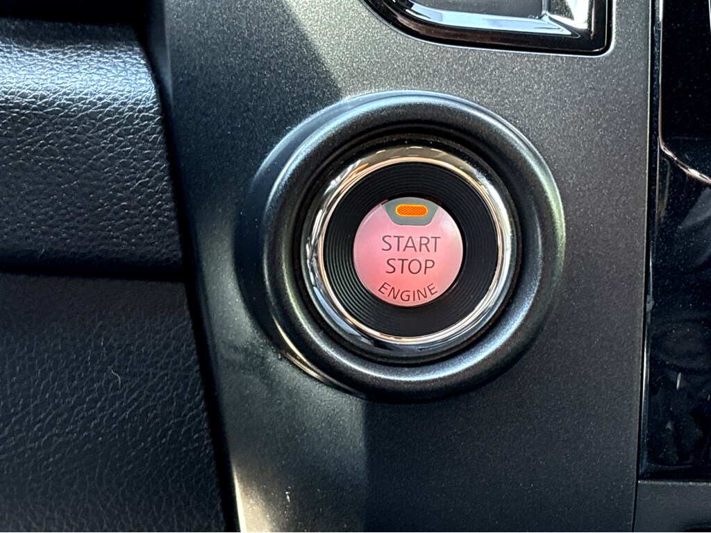 2023 Nissan Titan SV Crew Cab photo 2