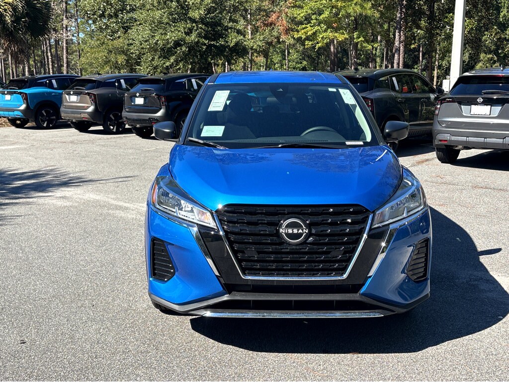 2025 Nissan Kicks Play S photo 2