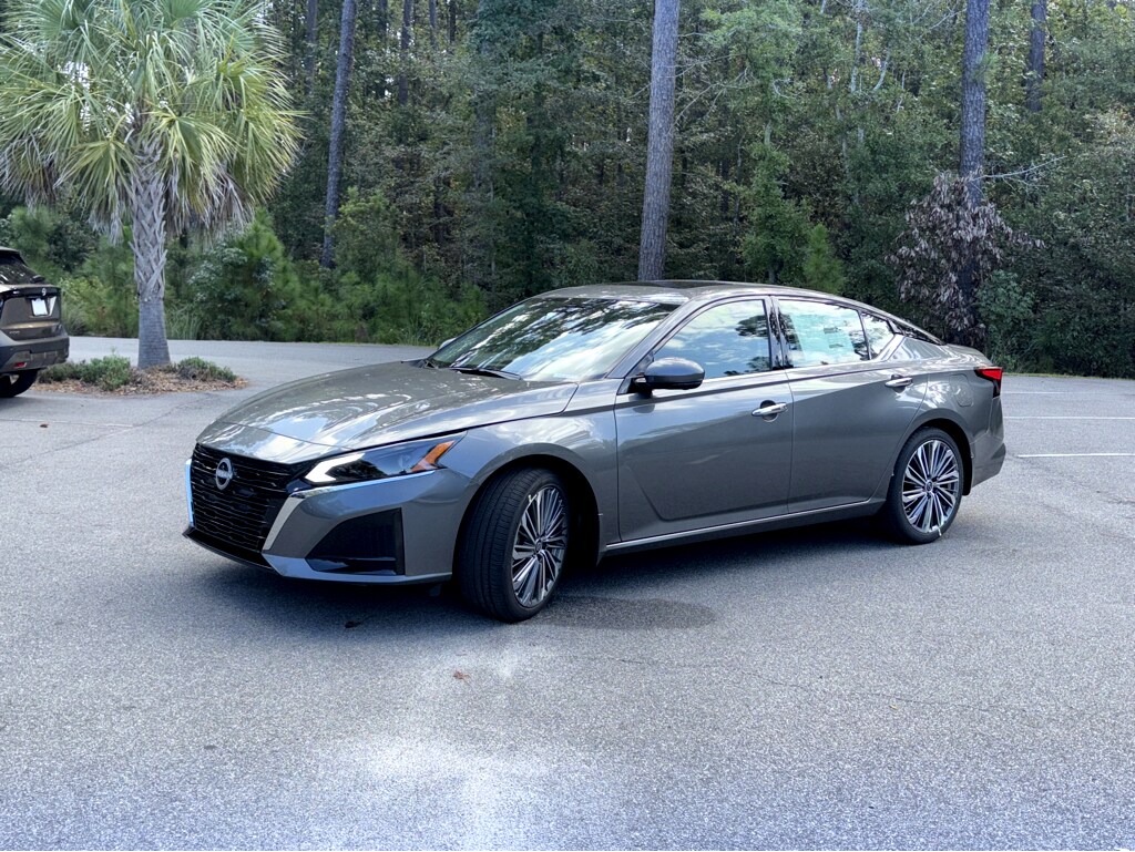 2025 Nissan Altima SL photo 3