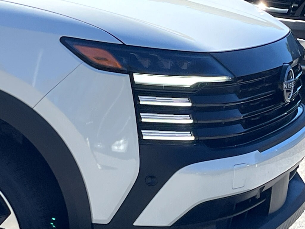 2025 Nissan Kicks SR photo 2