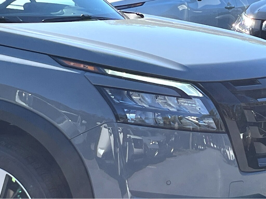 2025 Nissan Pathfinder Platinum photo 2