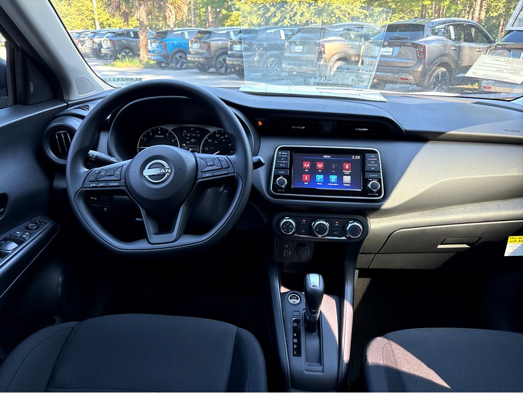 2025 Nissan Kicks Play S photo 3