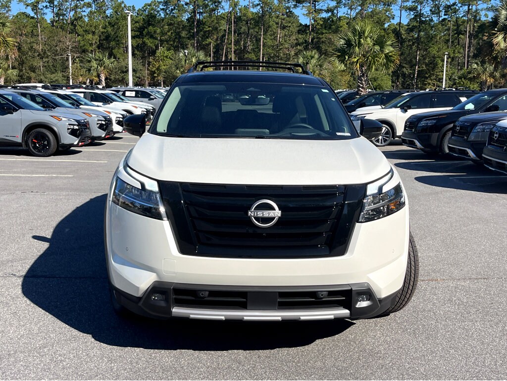 2024 Nissan Pathfinder Platinum photo 2