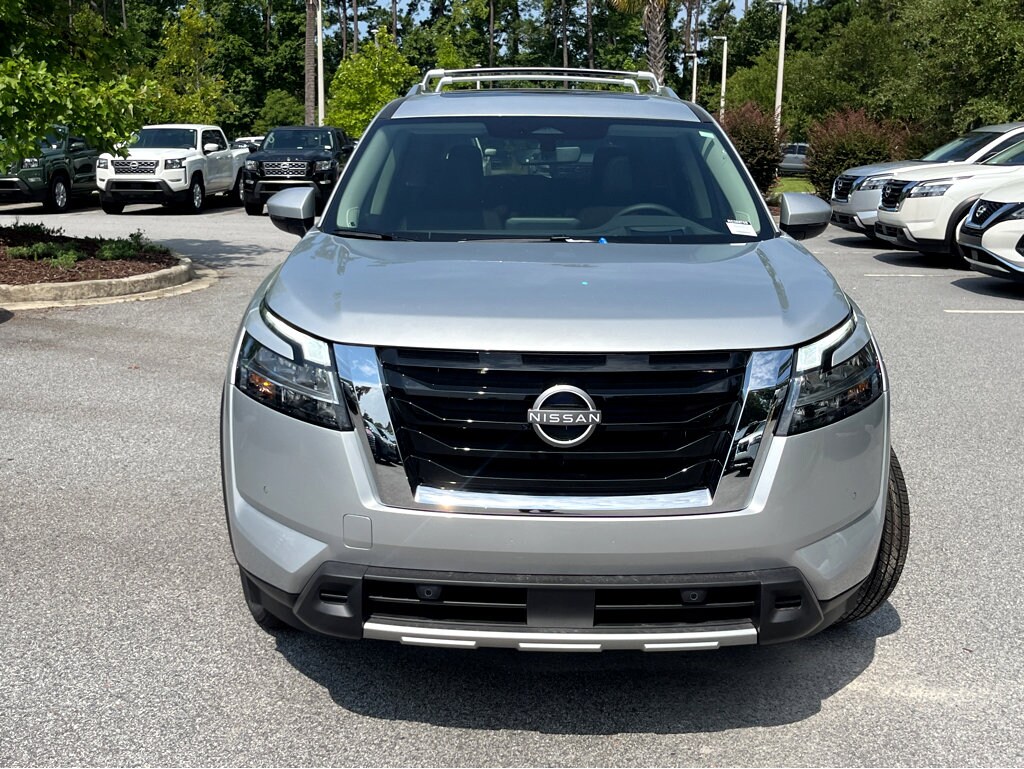 2024 Nissan Pathfinder Platinum photo 2