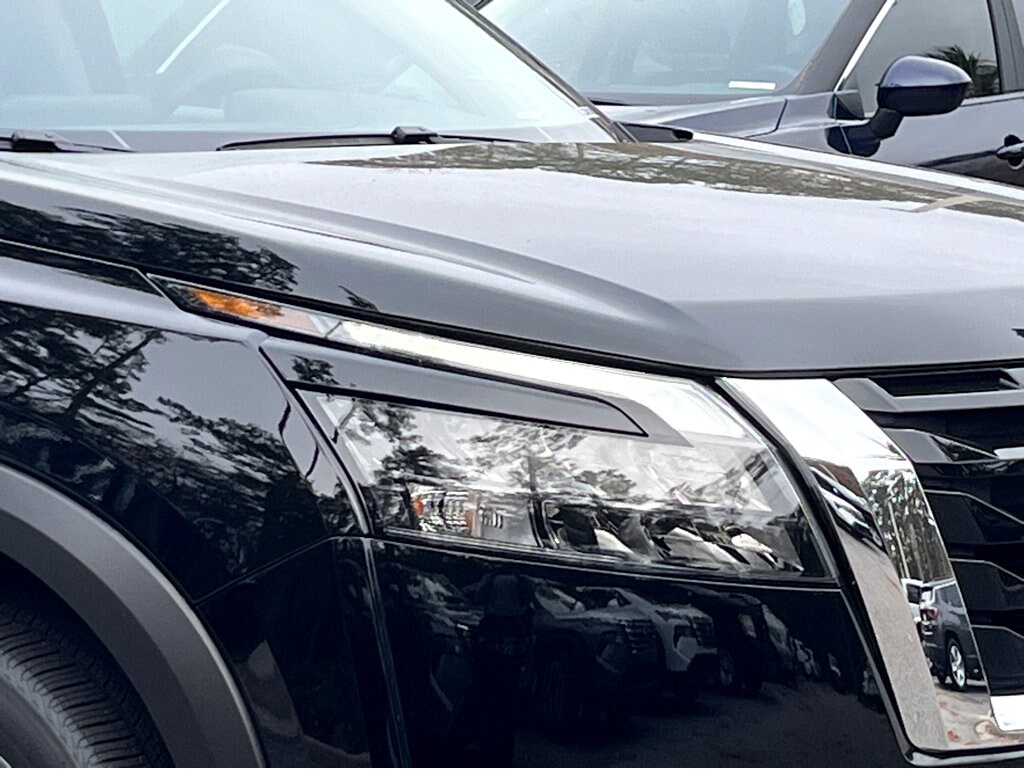 2025 Nissan Pathfinder SL photo 2