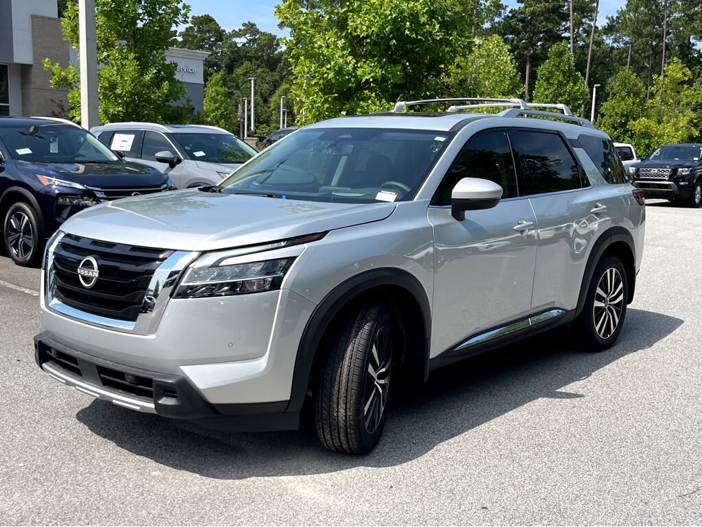 2024 Nissan Pathfinder Platinum photo 3