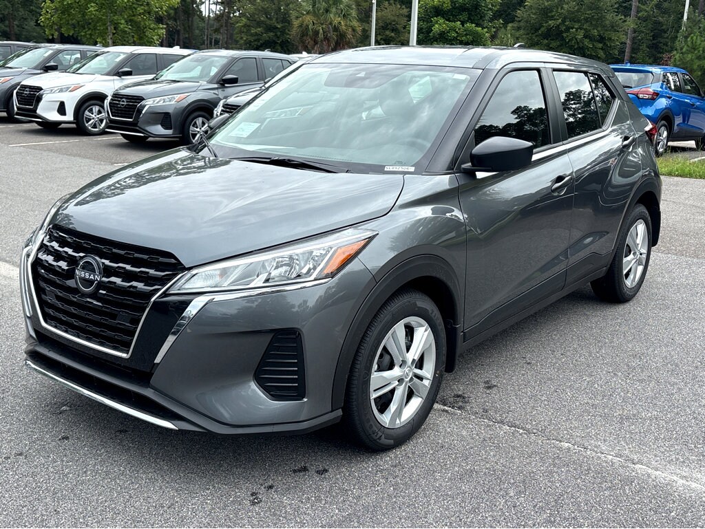 2025 Nissan Kicks Play S photo 3