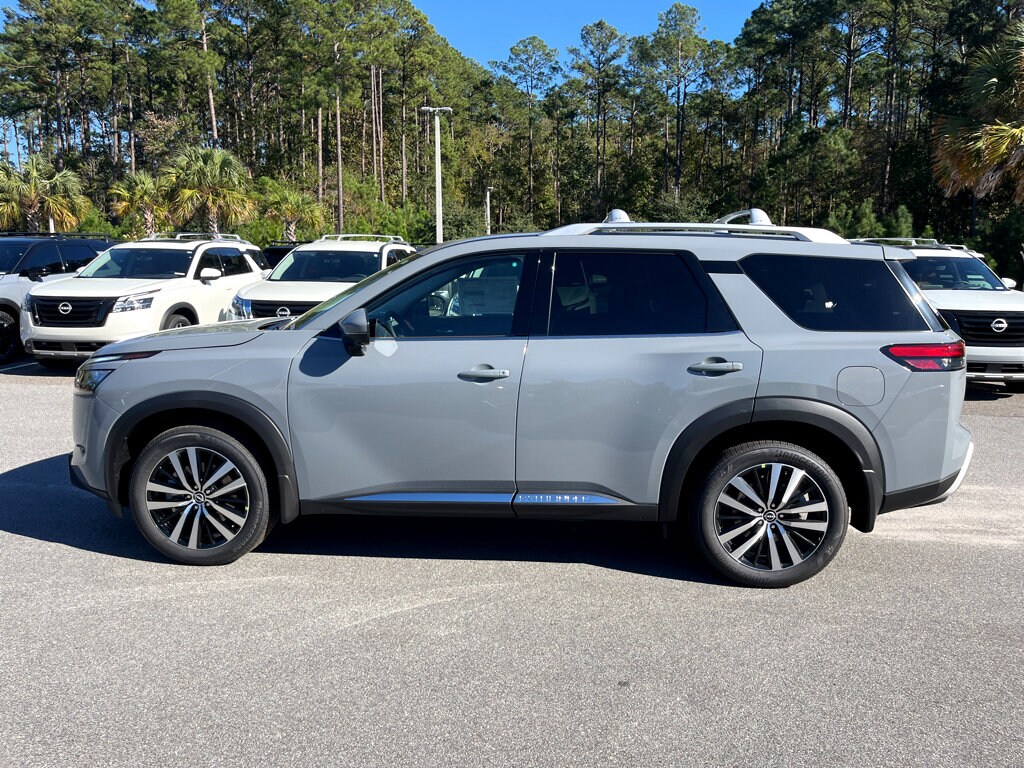 2025 Nissan Pathfinder Platinum photo 3